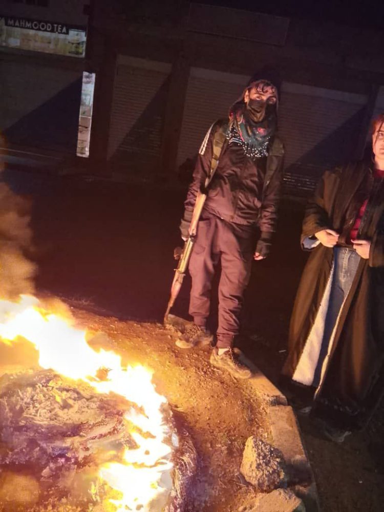 Ciwanên Dirbêsiyê ewlehiya bajarê xwe diparêzin