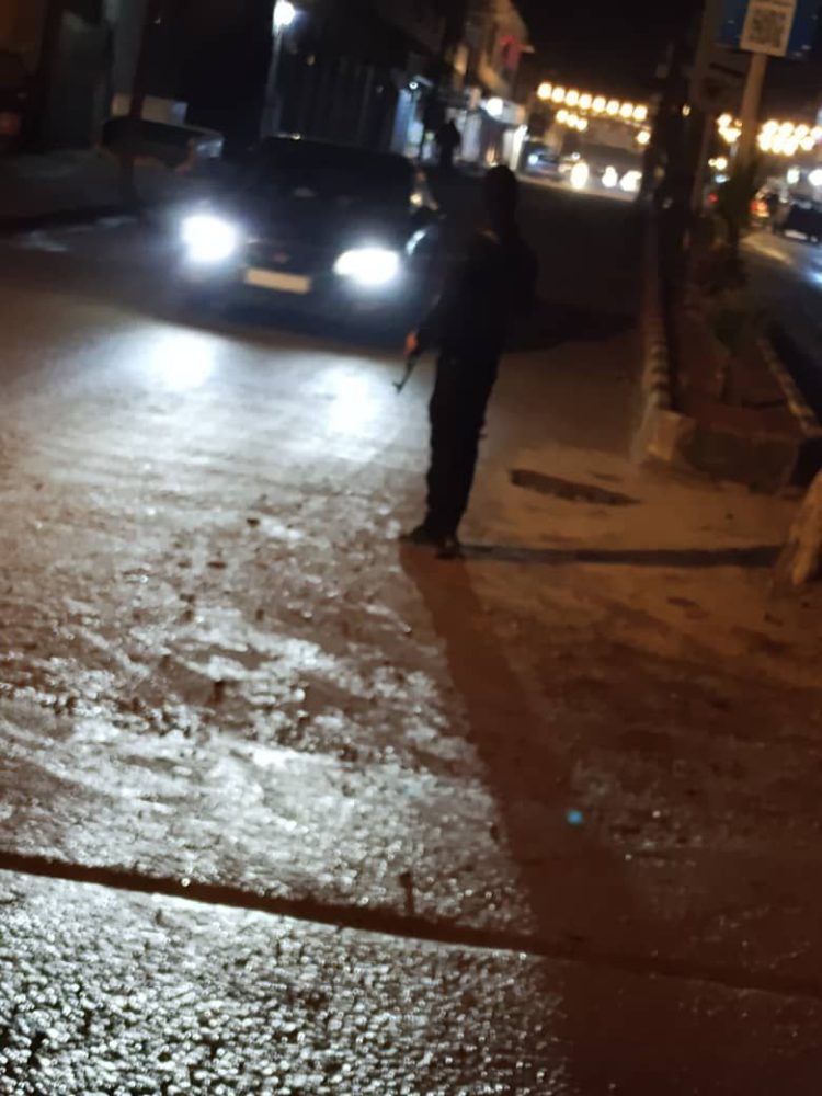 Ciwanên Dirbêsiyê ewlehiya bajarê xwe diparêzin