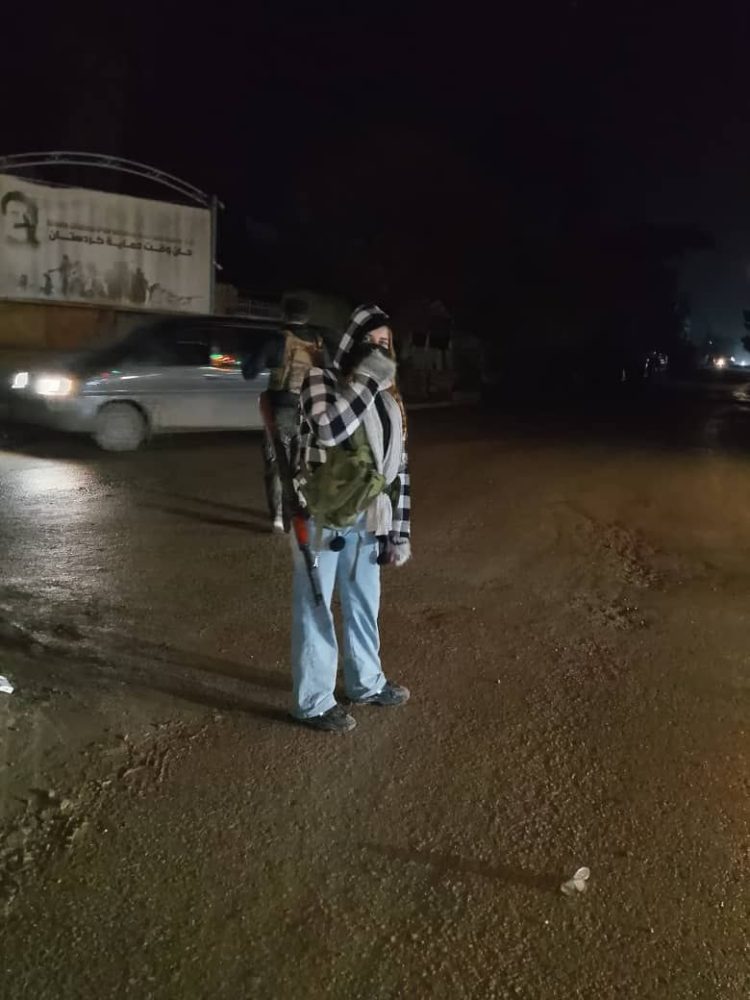 Ciwanên Dirbêsiyê ewlehiya bajarê xwe diparêzin