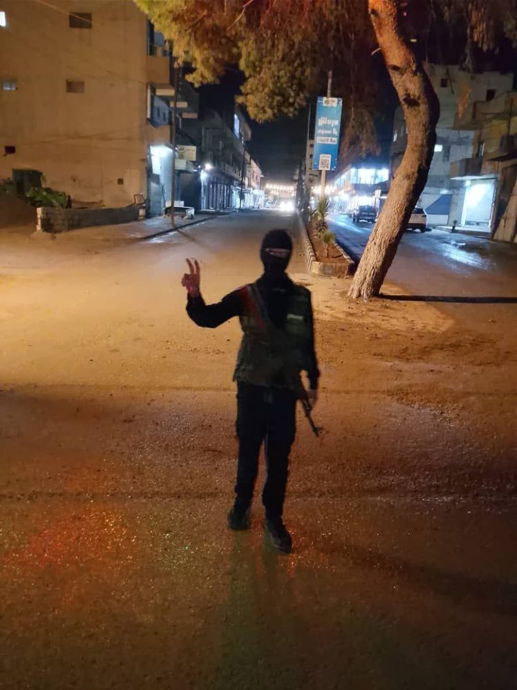 Ciwanên Dirbêsiyê ewlehiya bajarê xwe diparêzin