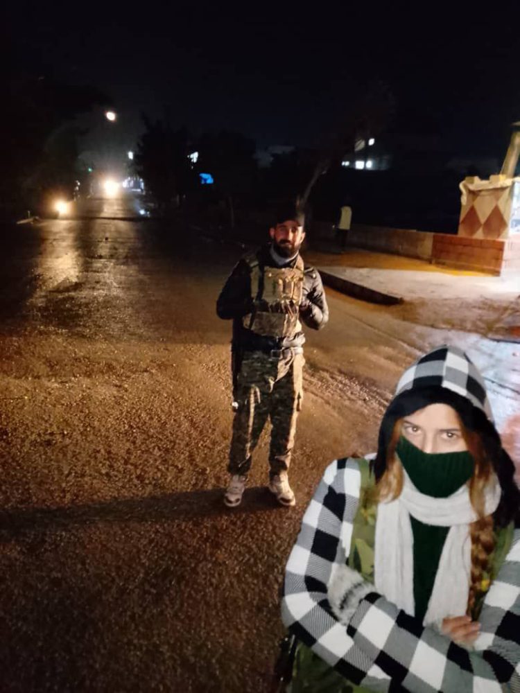 Ciwanên Dirbêsiyê ewlehiya bajarê xwe diparêzin