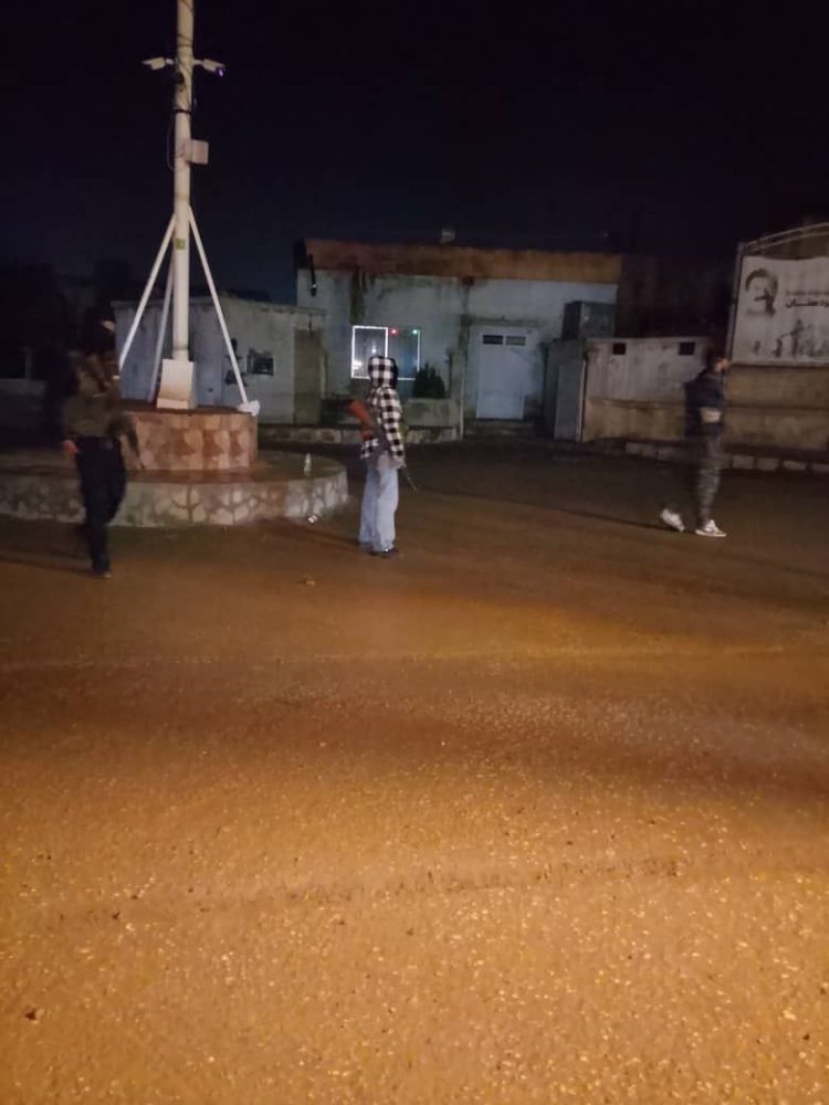 Ciwanên Dirbêsiyê ewlehiya bajarê xwe diparêzin