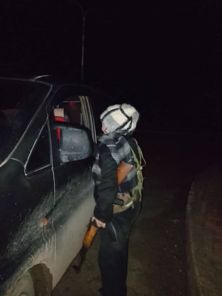 Ciwanên Dirbêsiyê ewlehiya bajarê xwe diparêzin