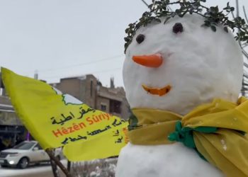 Ciwanên Kobanê di nava berfê de dilîzin