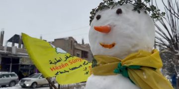 Ciwanên Kobanê di nava berfê de dilîzin