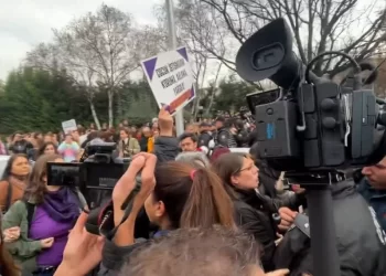 Li Parlamentoyê Erîşên Cinsî Yên Li Dijî Stajyerên Xwendekaran Hatin Protestokirin