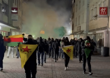 Ciwanên Stuttgartê Meydanan Terk Nakin