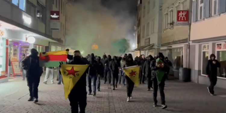 Ciwanên Stuttgartê Meydanan Terk Nakin