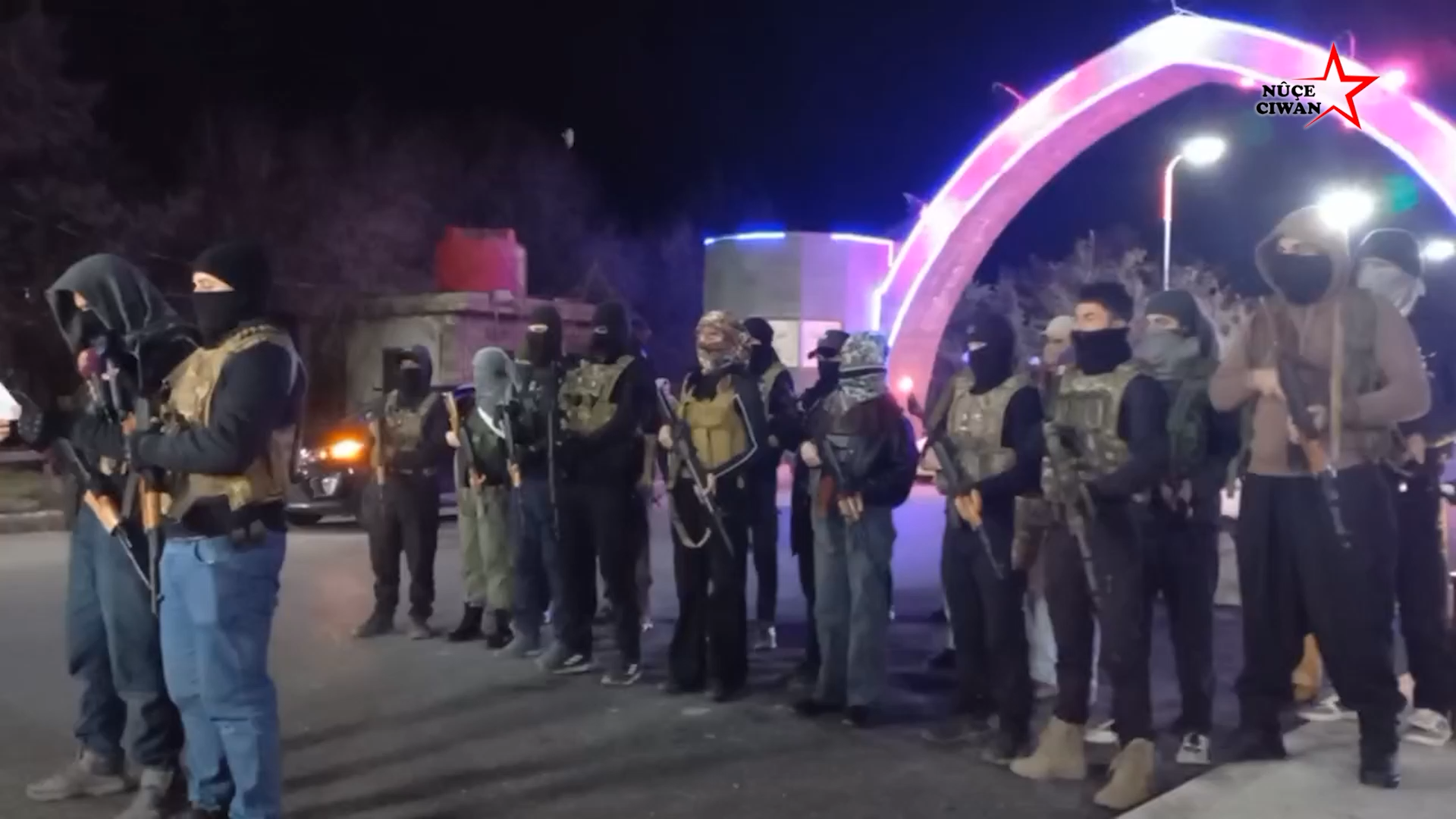 Ciwanên Kurd ên Dêrîke Bi Zimanê Îngîlîzî Bangî Hêzên Navneteweyî û Gelê Kurd Dikin Piştgiriya Rojavaye Bikin