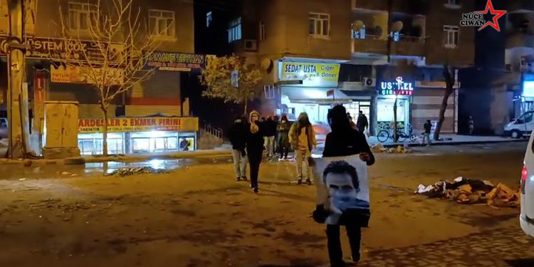 Ciwanên Welatparêz Li Amed Xwepêşandanên Ji Bo Rojava Lidar Dixin