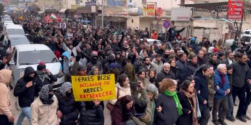 Bi Hezaran Kes Ber Bi Sînorê Kobanî Ve Dimeşin