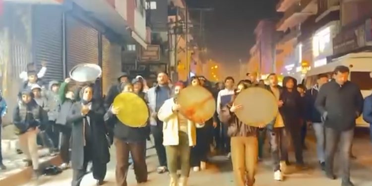 Ciwanan Li Mersînê Êrîşên Li Ser Rojava Protesto Kirin