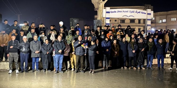 Xelkê Kobanê: Civaka Navneteweyî Berpirsê Van Komkujiyan E