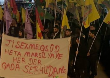Dirûşmên Piştgiriya Rojava Ji Kolanên Marsîlyayê Bild Bûn