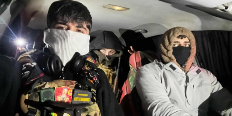 Ciwanên Kobanê herêmê diparêzin û ji bo şer amade ne