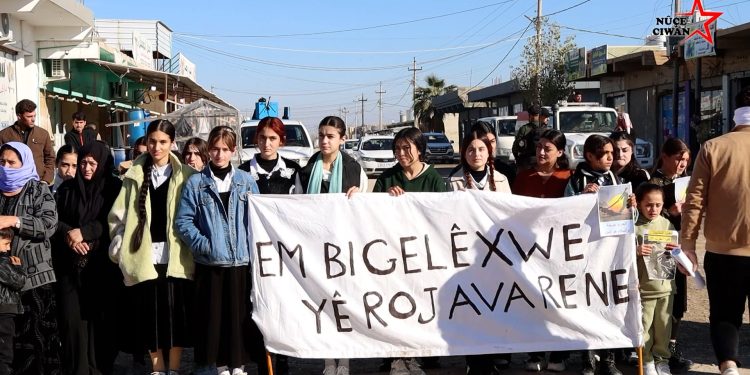 Xwendekarên Şengalê Ji Bo Rojava Meşiyan