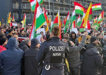 Ciwanan Li Dusseldorfê Êrîşên Li Ser Rojava Protesto Kirin