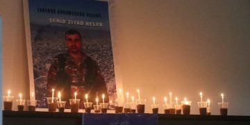 Li Zanîngeha Şerq a Reqayê ji bo bibîranîna şehîdên Helebê mûm hatin pêxistin