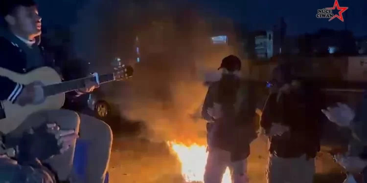 Rihê Seferberiyê Li Hesekê: Ciwan Bi Stranan Bajarê Xwe Diparêzin