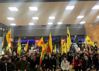 Li Cenevreyê Ciwanan Êrîşên Li Ser Rojava Protesto Kirin