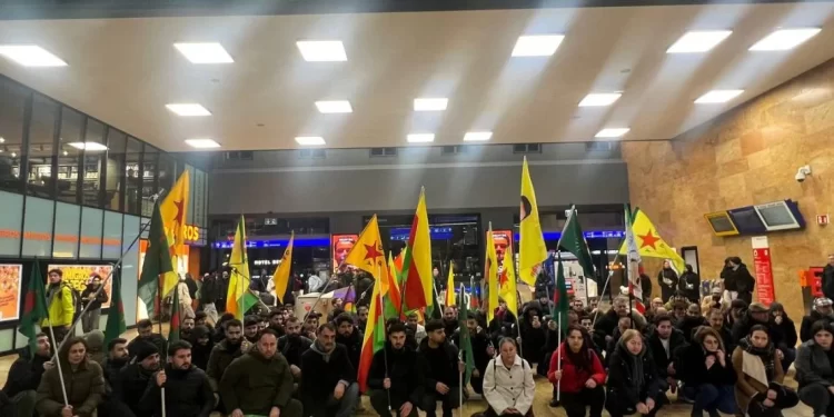 Li Cenevreyê Ciwanan Êrîşên Li Ser Rojava Protesto Kirin