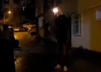 Ciwanên Welatparêz Li Stenbolê Ji Bo Rojava Xwepêşandanek Li Darxistin