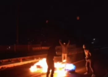 Ciwanan Bi Pêxistina Agir Li Ser Pira Kolnê Rê Girtin