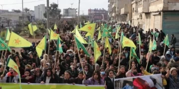 Şêniyên Kobanê Bi Boneya Salvegera Rizgarkirina Bajarê Xwe Meşiyan