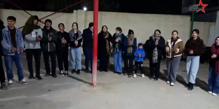 Ciwanên Mexmûrê Ji Bo Rojava Nobedariyê Dikin