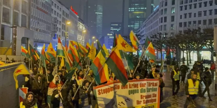 Bi Hezaran Kes Li Frankfurtê Daketin Kolanan û Êrîşên Li Ser Rojava Şermezar Kirin