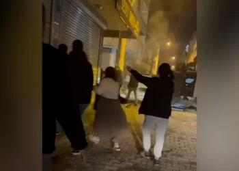 Polîsan Êrîşî Ciwanên Ku Li Mersînê Ji Bo Rojava Daketin Kolanan Kirin