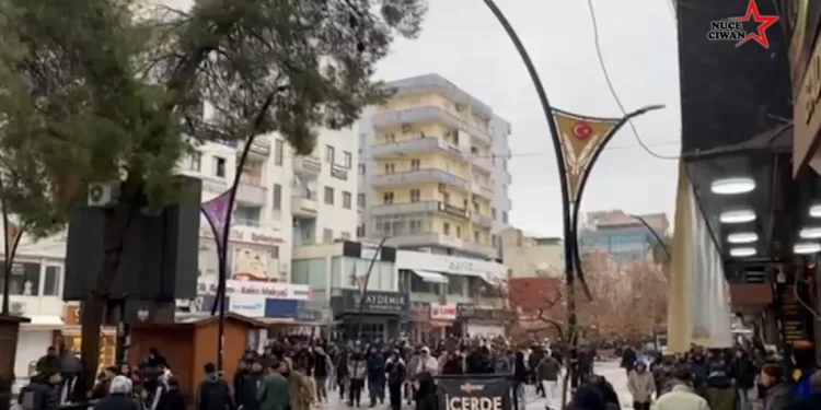 Li Qoserê Bi Pêşengiya Ciwanan, Bi Hezaran Kes  Ji Bo Rojava Dimeşin