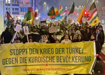 Bi Hezaran Kurd Li Bajarê Munsterê Ji Bo Rojava Daketin Kolanan