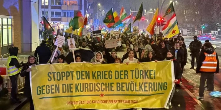 Bi Hezaran Kurd Li Bajarê Munsterê Ji Bo Rojava Daketin Kolanan