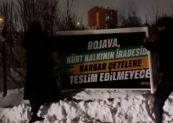 Ciwanan Li Mûşê Ji Bo Balê Bikişînin Ser Êrîşan Pankart Daliqandin