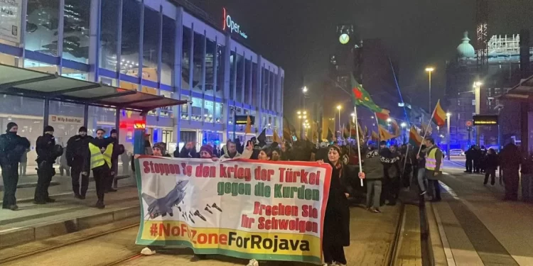Li Frankfurtê, Bi Pêşengiya Ciwanan Hezaran Kes, Ji Bo Rojava Daketin Kolanan