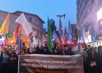 Li Îzmîrê Ji Bo Rojava Xwepêşandan