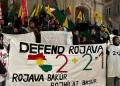 Pankartek Bi Nivîsa “Rojava Biparêze” Li Ser Avahiya Ku Peymana Lozanê Lê Hatiye Imzekirin Hate Daliqandin