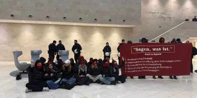 Xwepêşandana Ciwanan Li Ber Avahiya Spiegel Hamburgê