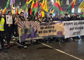 Ciwanên Kurd Li Berlînê Li Dijî Êrîşên Çeteyên DAIŞ’ê Yên Li Ser Rojava Daketin Kolanan û Xwepêşandan Kirin