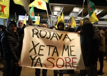 Li Parîsê Ji Bo Rojava û Rojhilat Meşek Hat Li Dar Xistin