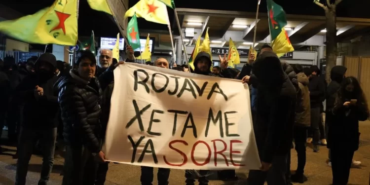 Li Parîsê Ji Bo Rojava û Rojhilat Meşek Hat Li Dar Xistin
