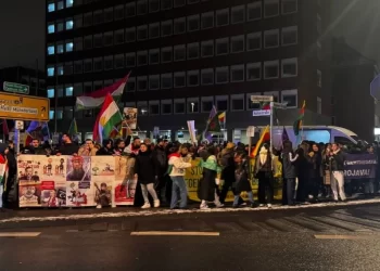 Bi Hezaran Kurd Li Munsterê Ji Bo Rojava Daketin Kolanan