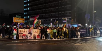 Bi Hezaran Kurd Li Munsterê Ji Bo Rojava Daketin Kolanan