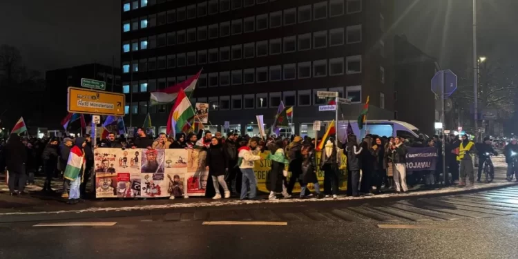 Bi Hezaran Kurd Li Munsterê Ji Bo Rojava Daketin Kolanan