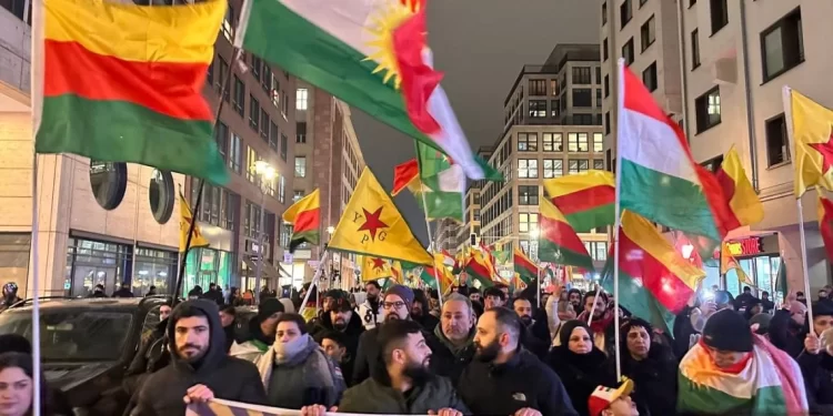 Ciwanan Li Berlînê Êrîşên Li Ser Rojava Protesto Kirin