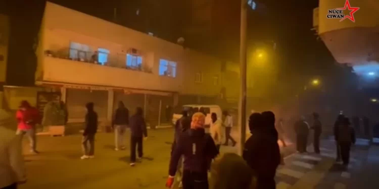 Ciwanên Welatparêz Li Qoserê Êrîşên Li Ser Rojava Protestokirin