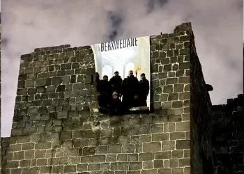 Wêneyên Qehreman ên Şêx Meqsûd Li Ser Sûrên Amedê Hat Daliqandin