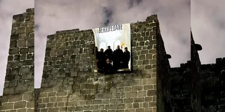 Wêneyên Qehreman ên Şêx Meqsûd Li Ser Sûrên Amedê Hat Daliqandin