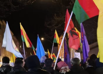 Ciwanên Kurd Li Hamburgê Êrîşên Li Ser Helebê Protesto Kirin